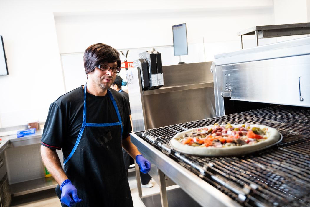  Șef sub acoperire, 21 noiembrie 2024. Șeful sub acoperire își continuă treaba, într-un restaurant abia deschis, în cadrul unui complex rezidențial, dar care nu livrează rezultatele la car (20)
