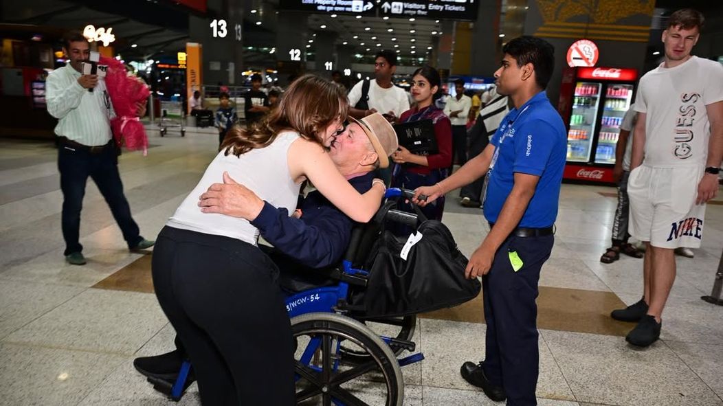 ✨ A heartwarming reunion in Delhi! 🤗Nicolle was all smiles as she welcomed her grandparents and cousin at the airport, fresh off their flight from Romania 🇷🇴✈️🇮🇳.After months apart, the hugs were tig (6)