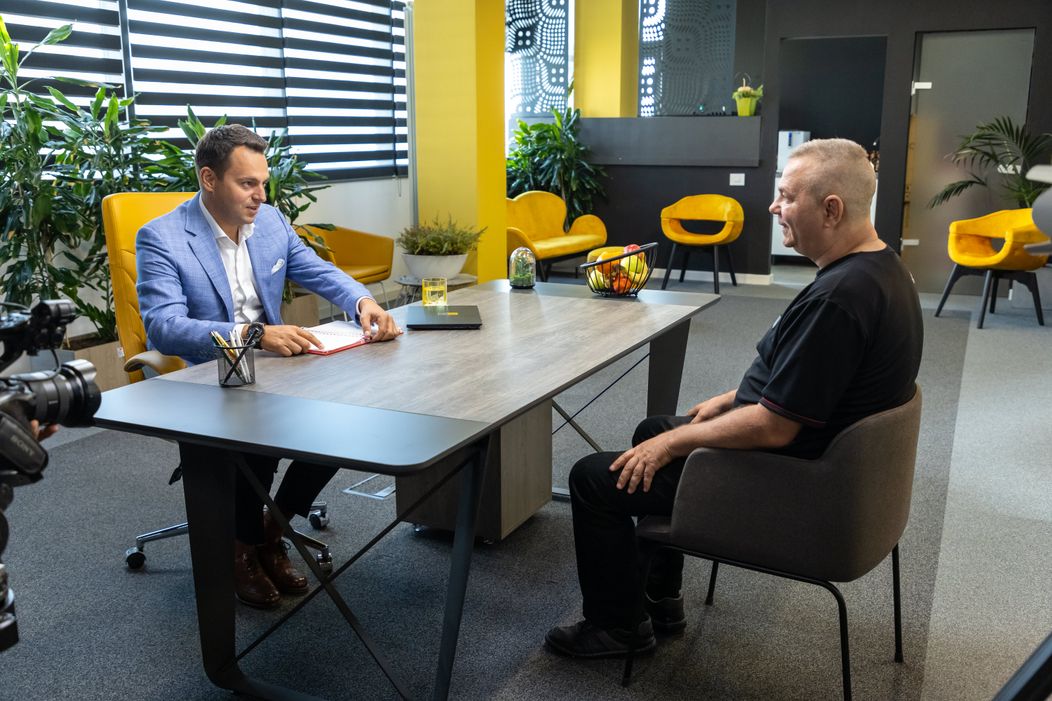 Șef sub acoperire, 21 noiembrie 2024. Eugen Ene, livratorul care a dormit în scările de bloc, este recompensat pentru munca depusă. Surpriza pe care i-a pregătit-o șeful sub acoperire îi ajută să își (4)