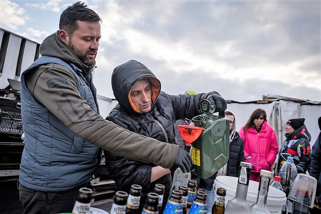 Populația civilă din Ucraina prepară cocktailuri Molotov în stradă