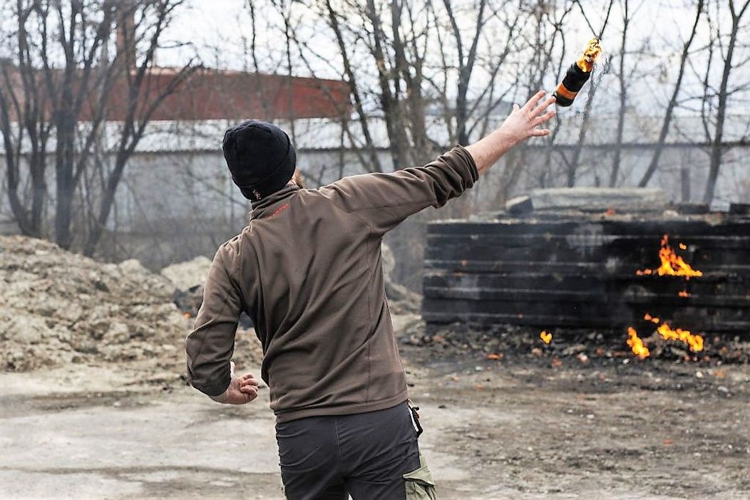 Un bărbat testează un cocktail Molotov