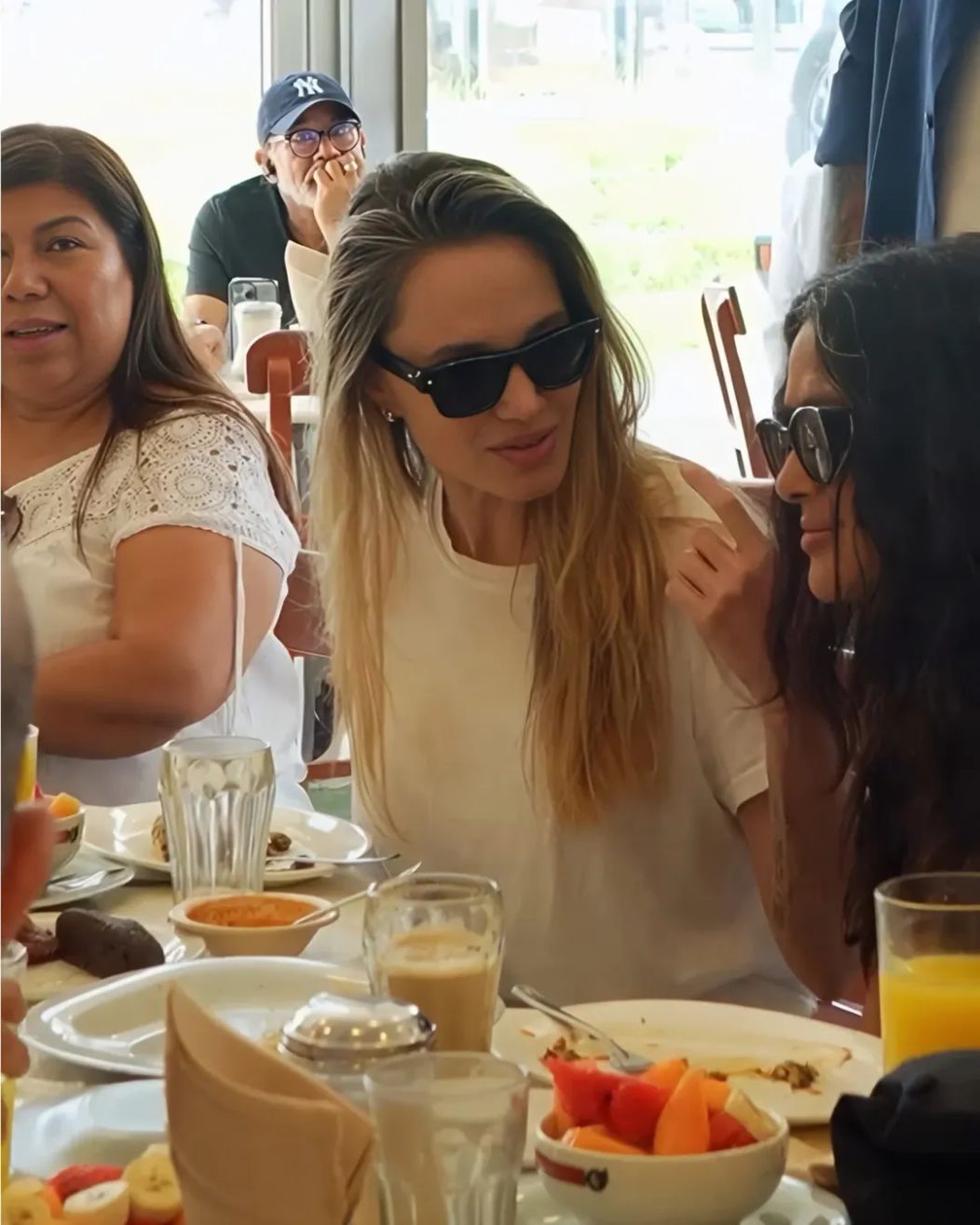 🆕 Angelina Jolie and Salma Hayek Pinault had their breakfast at Gran Cafe De La Parroquia in V (1)