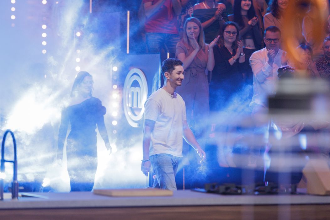 Finala MasterChef, 11 decembrie 2024. Finaliștii intră în bucătăria MasterChef, pregătiți să lupte pentru marele trofeu. Cei trei concurenți sunt copleșiți d (8)