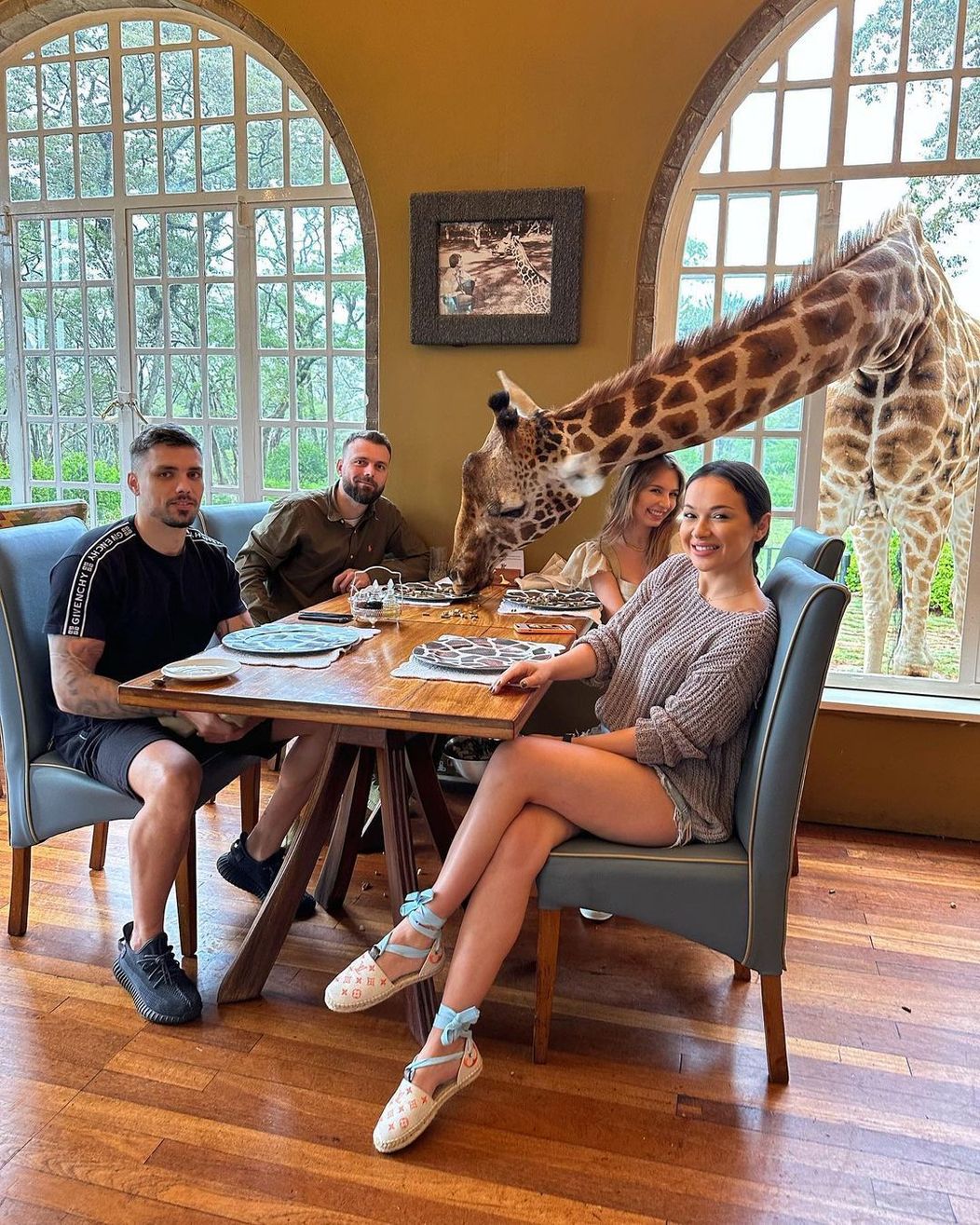 Vladuta Lupau in Africa, la hotelul cu girafe