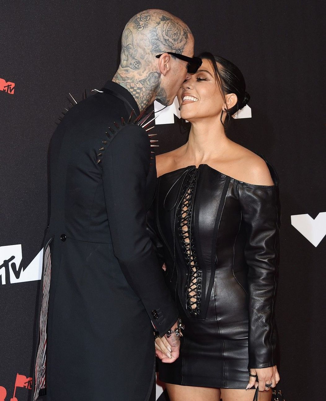 Kourtney Kardashian și Travis Baker se sărută la un eveniment MTV
