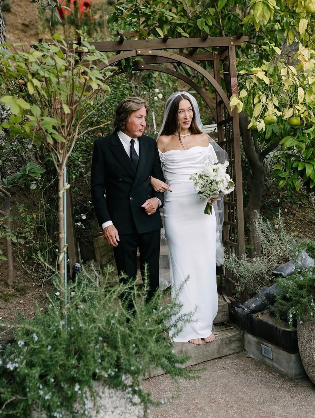 love story in every detail.Alana Hadid’s wedding brought together the Hadid family in the most b (2)
