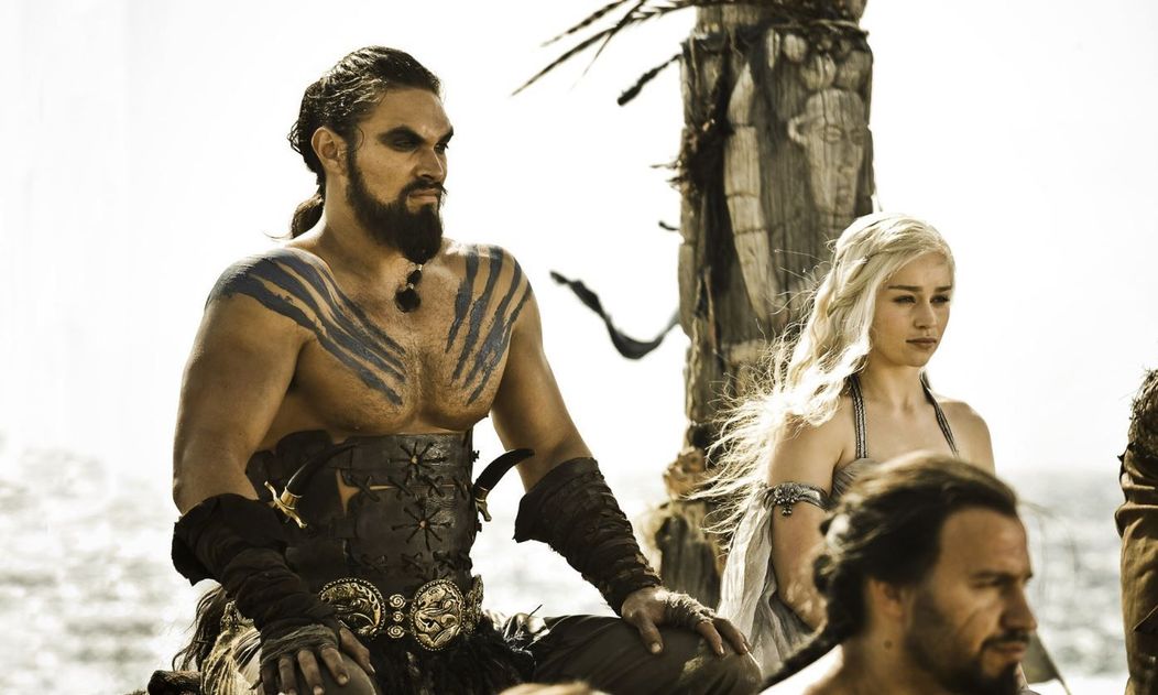 Emilia Clarke și Jason Momoa. FOTO: wall.alphacoders.com