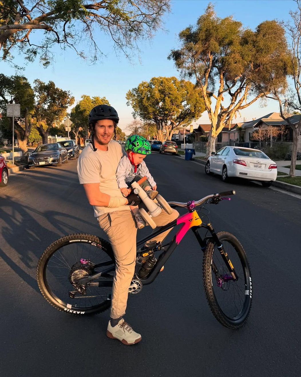 Muahaha. We’re back on two wheeeeeels!!! 🚲  Big thanks to @yt_industries for making this dream 