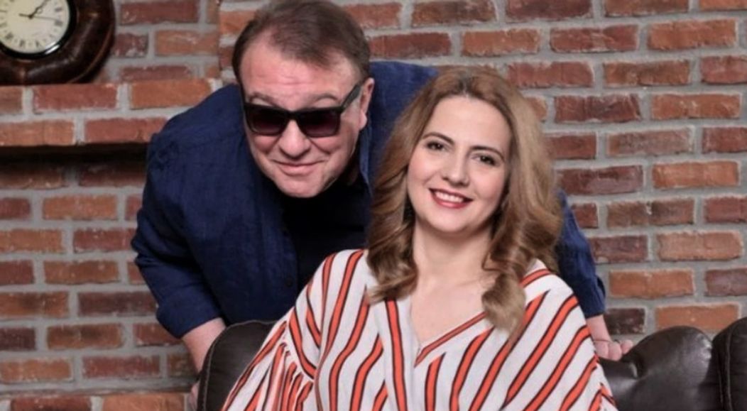 Gabriel Cotabiță și Alina Munteanu zâmbesc în fața camerei de luat vederi într-o fotografie făcută împreună