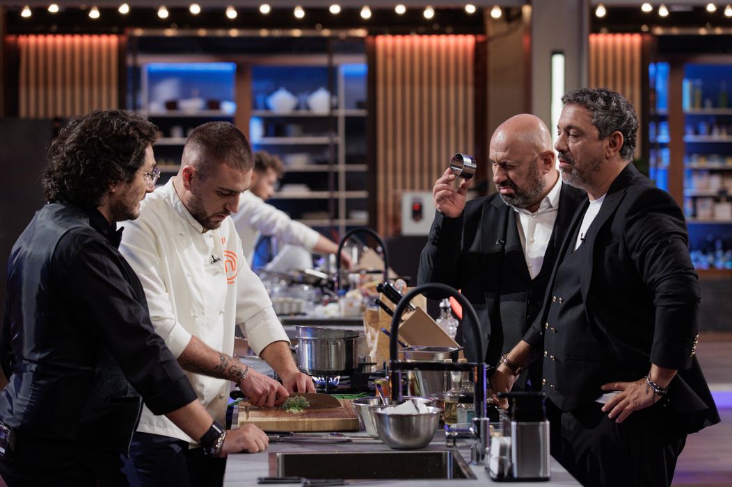 Finala MasterChef, 11 decembrie 2024. Prima probă a finalei a început. Georgiana, Sebi și Gabriel trebuie să pregătească aperitive spectaculoase „Vreau să fie foarte greu să decid. Așa vreau să f (12)