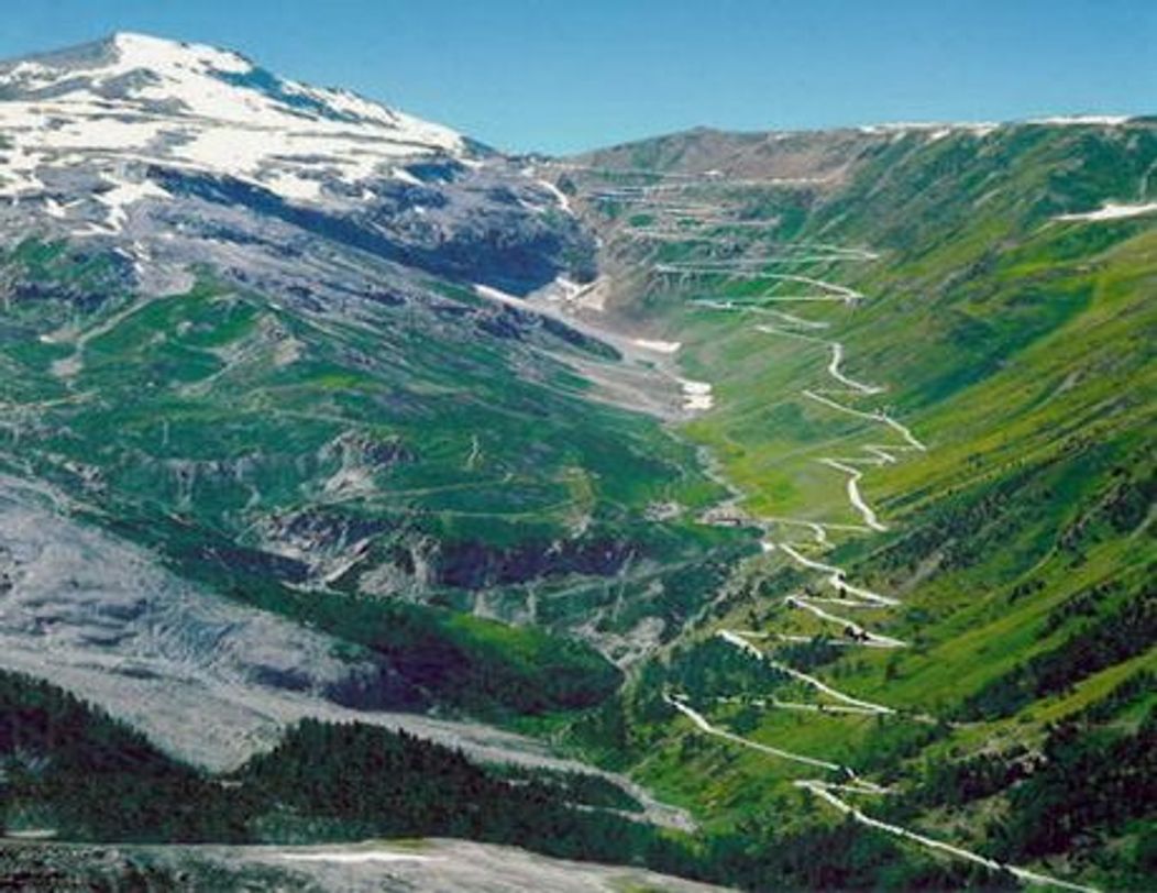 2. Stelvio Pass - Italia

Este al doilea cel mai inalt drum asfaltat din Alpi, aflat la o altitudine de aproximativ 2,700 de metri. Cuprinde 48 de viraje foarte stranse, extrem de provocatoare pentru soferi.