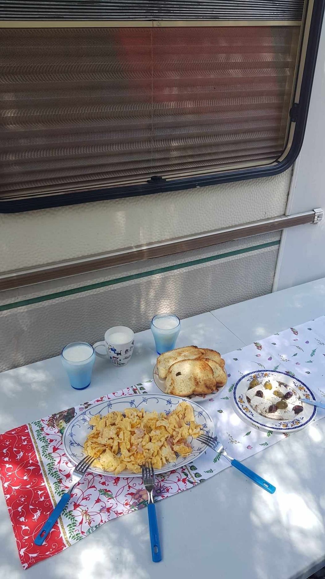 omleta, branza si masline, paine prajita 