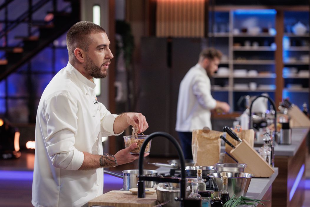 Finala MasterChef, 11 decembrie 2024. Prima probă a finalei a început. Georgiana, Sebi și Gabriel trebuie să pregătească aperitive spectaculoase „Vreau să fie foarte greu să decid. Așa vreau să f (13)