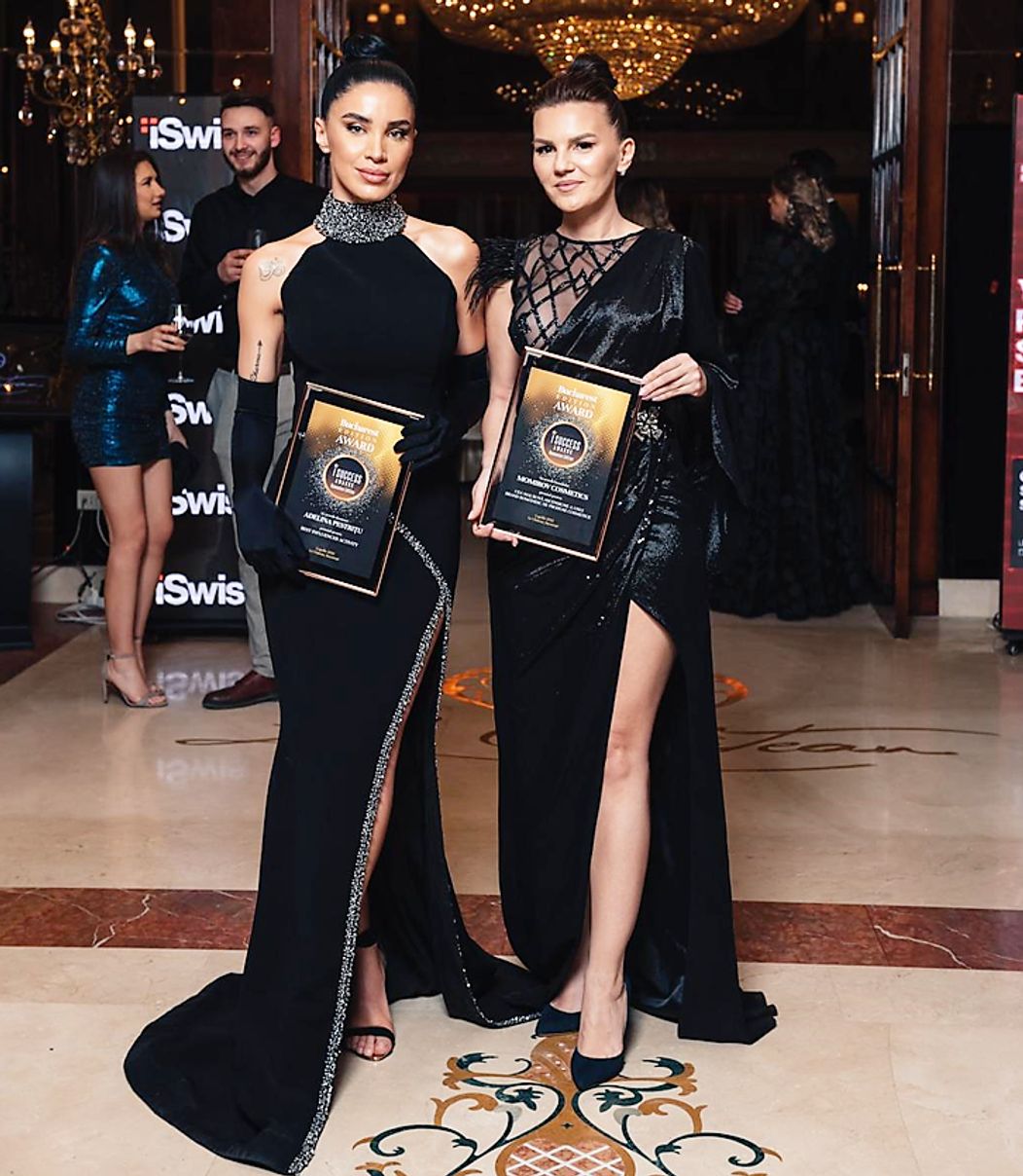 Adelina Pestrițu și premiul ei - Best Influencer Activity - la gala I Success 2022 București, Le Chateau