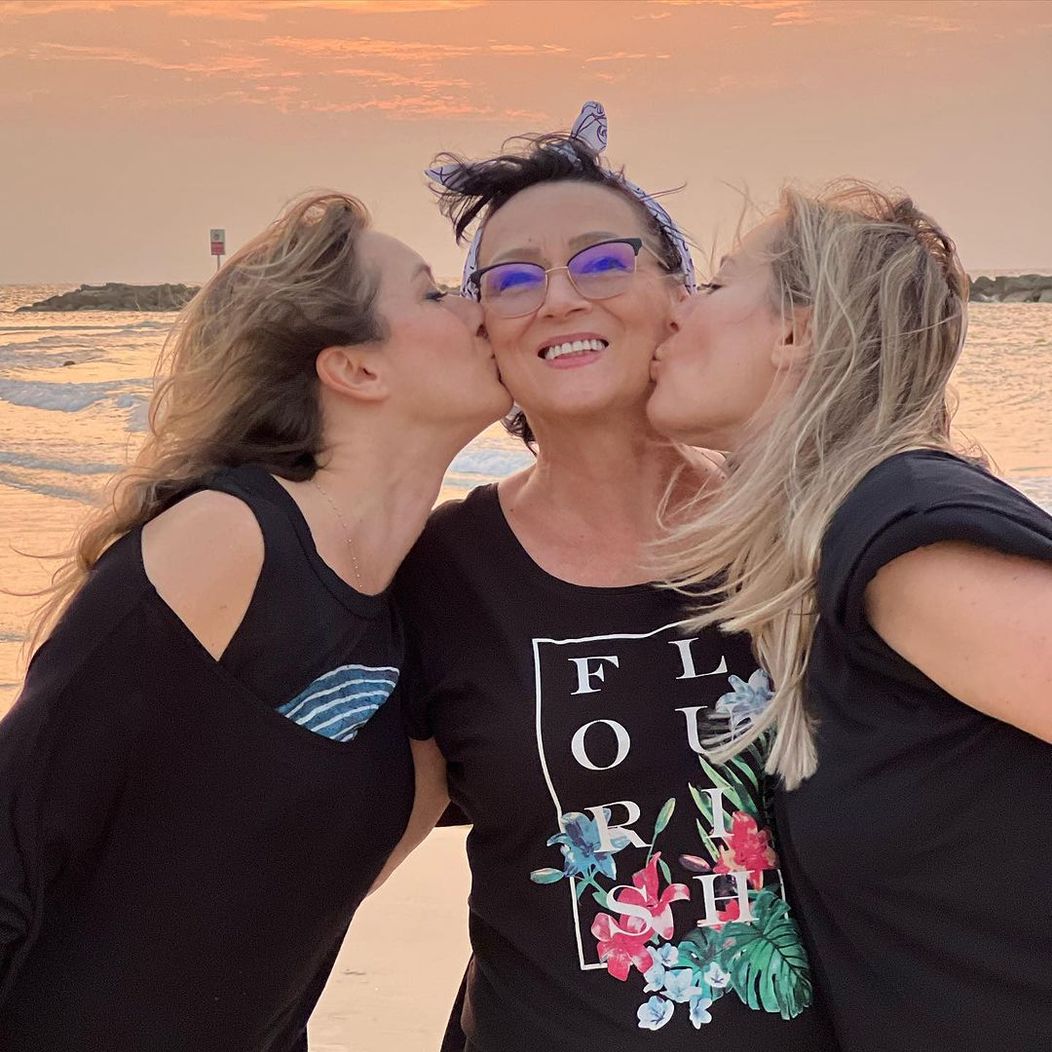 laura cosoi, sora si mama