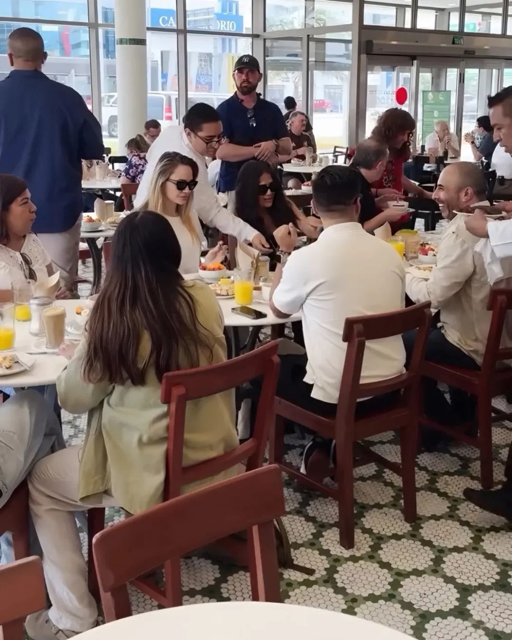 🆕 Angelina Jolie and Salma Hayek Pinault had their breakfast at Gran Cafe De La Parroquia in V (3)