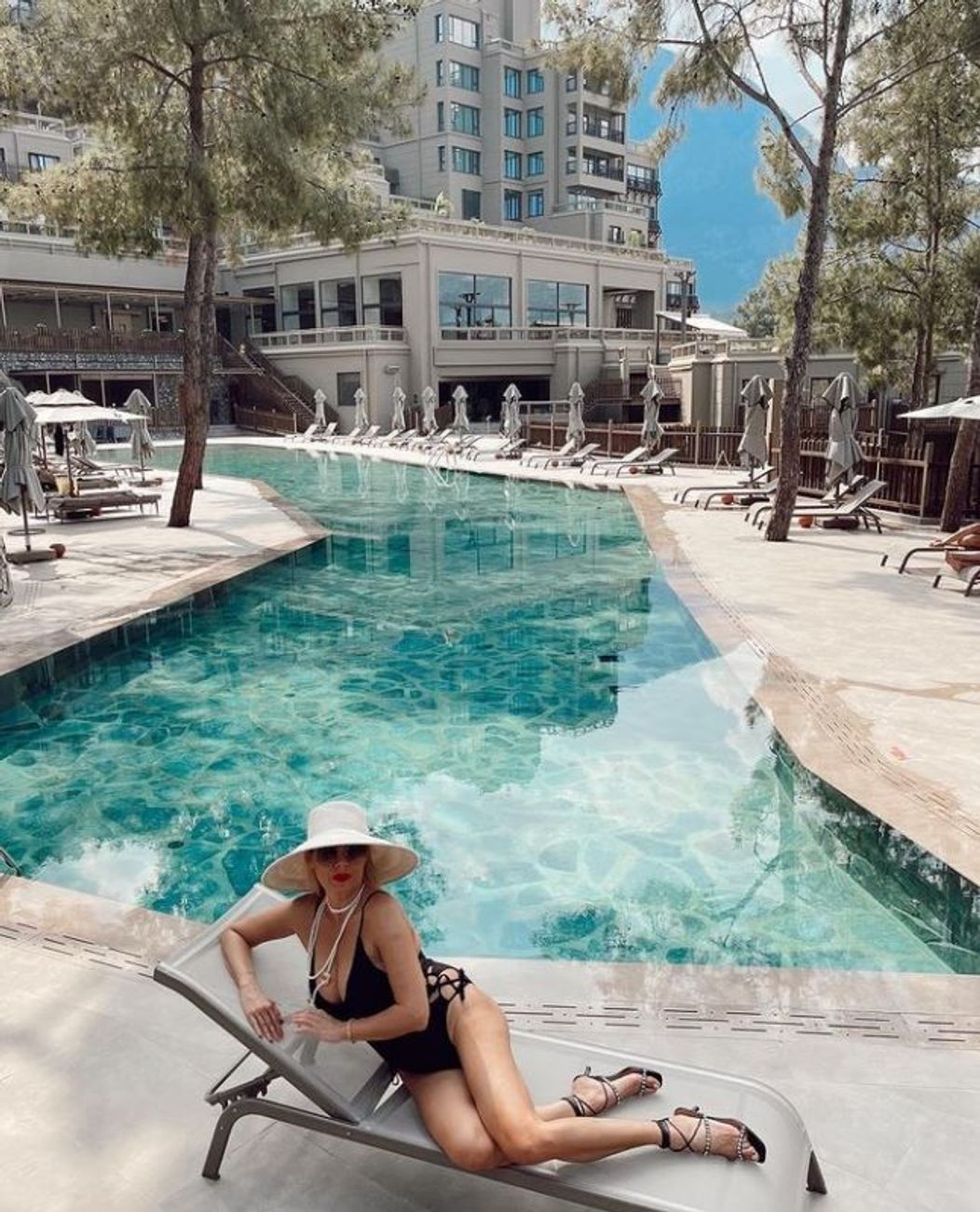 Dana Săvuică în costum de baie, la piscină 