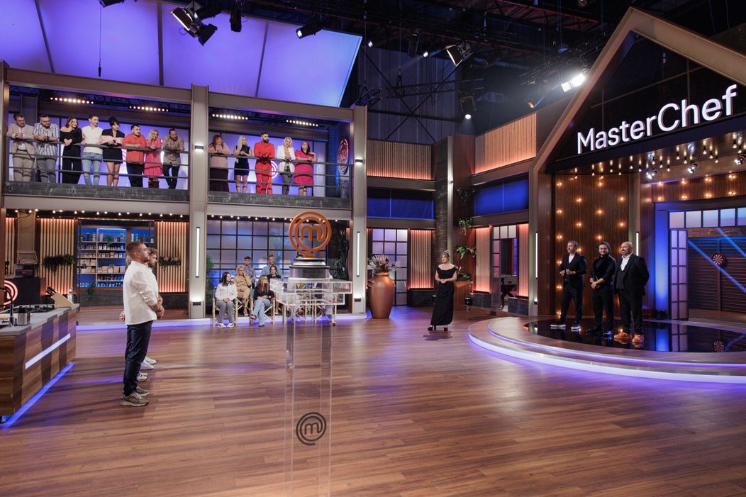 Finala MasterChef, 11 decembrie 2024. Finaliștii intră în bucătăria MasterChef, pregătiți să lupte pentru marele trofeu. Cei trei concurenți sunt copleșiți d (16)