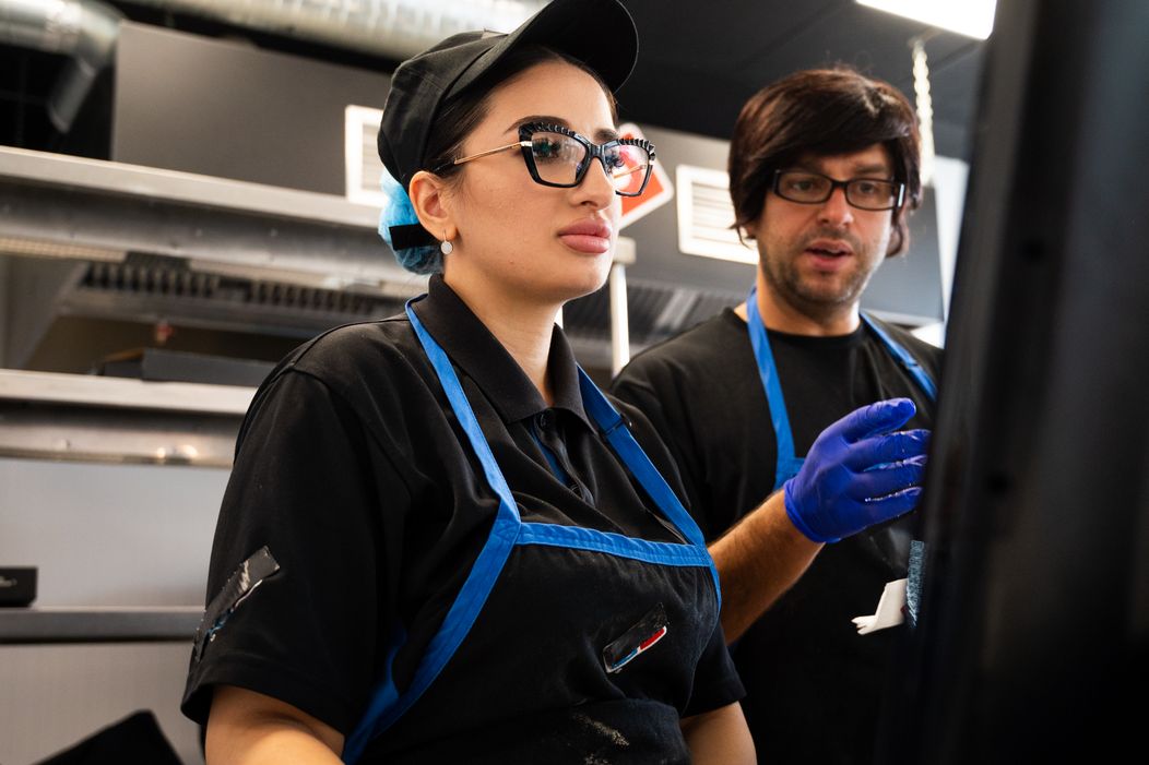  Șef sub acoperire, 21 noiembrie 2024. Șeful sub acoperire își continuă treaba, într-un restaurant abia deschis, în cadrul unui complex rezidențial, dar care nu livrează rezultatele la car (18)