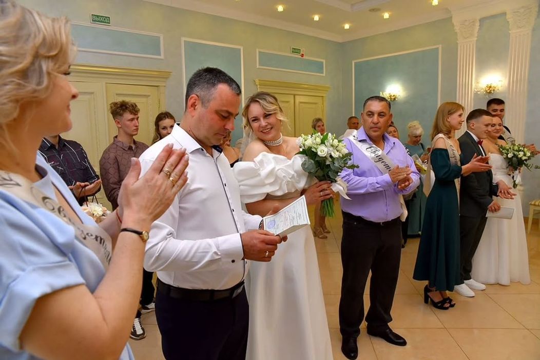 В Гомеле мать и дочь вышли замуж в один деньЦеремония прошла в Новобелицком загсе. Обе невесты  (10)