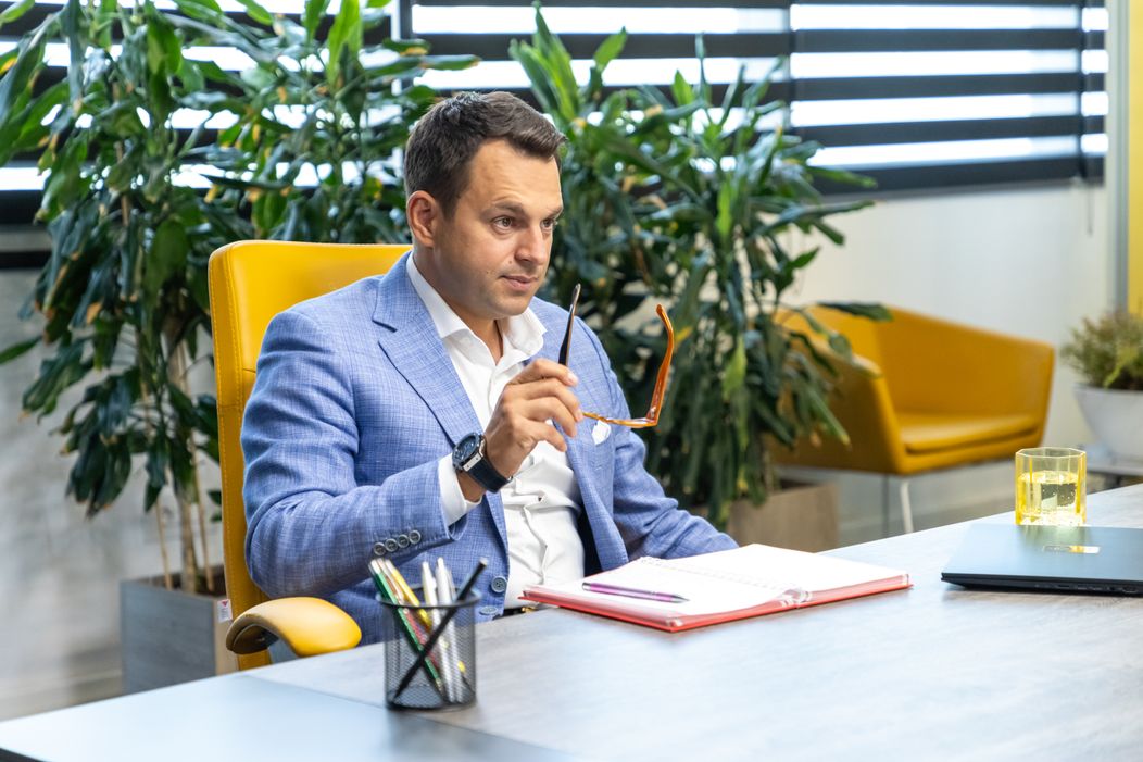 Șef sub acoperire, 21 noiembrie 2024. Eugen Ene, livratorul care a dormit în scările de bloc, este recompensat pentru munca depusă. Surpriza pe care i-a pregătit-o șeful sub acoperire îi ajută să își (6)