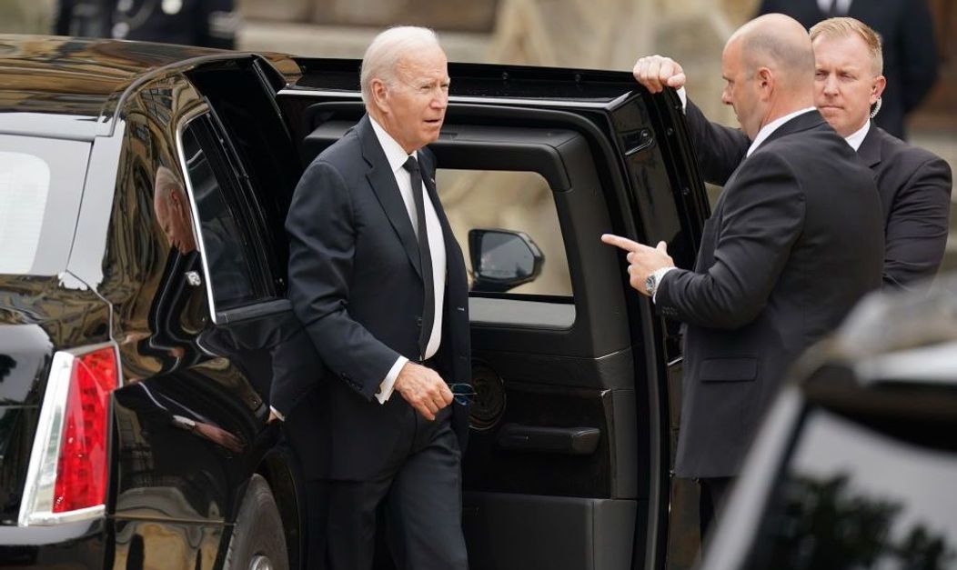 Joe Biden iese din limuzina prezindețială și este întâmpinat de oficialii de la Londra, la sosirea sa la Westminster Abbey, pentru funeraliile Reginei Elisabeta a II-a 
