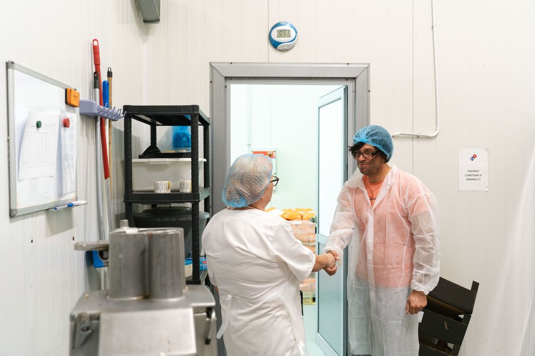  Șef sub acoperire, 21 noiembrie 2024. Dragoș Popa merge la fabrica de producție Domino's Pizza, unde o cunoaște pe Claudia Leca. Pâna ca ziua de muncă să se încheie, acesta sesizează o probl (14)