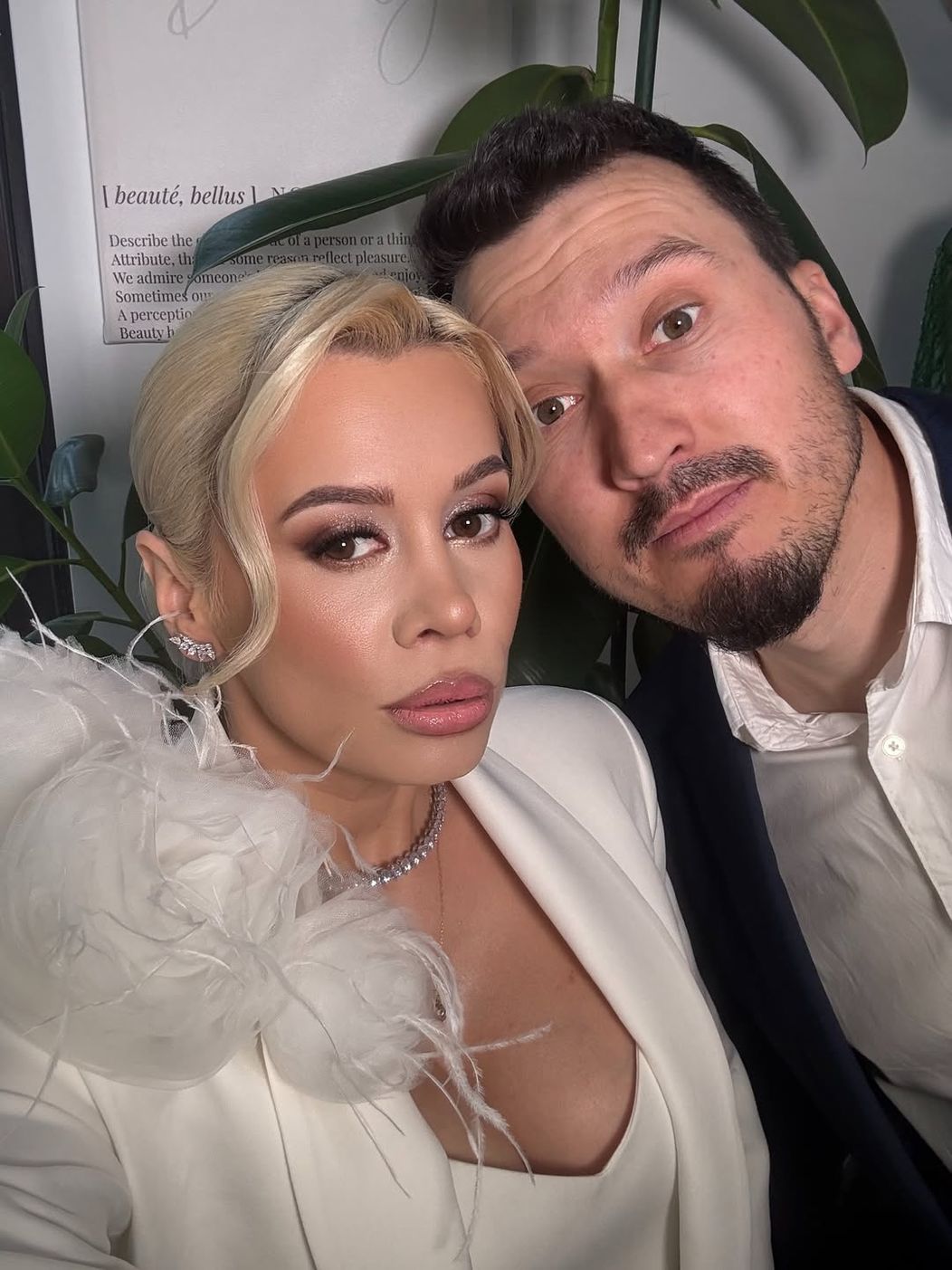 Nu ne îmbrăcăm frumos dar și când o facem , o facem din motive importanteStyling @ely_adam Rochi (1)