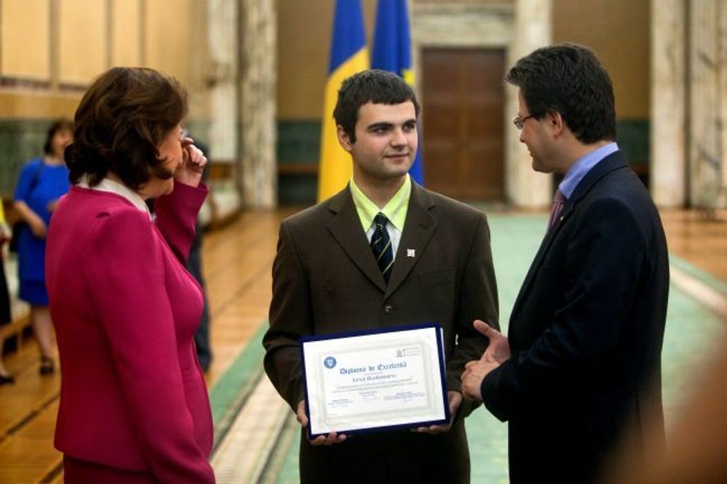 Ionut Budisteanu (C), castigatorul celui mai important concurs de cercetare pentru elevii de liceu - International Science and Engineering Fair, discuta cu Mihnea Costoiu (D), ministrul Delegat pentru Invatamantul Superior - 29 mai 2013.

