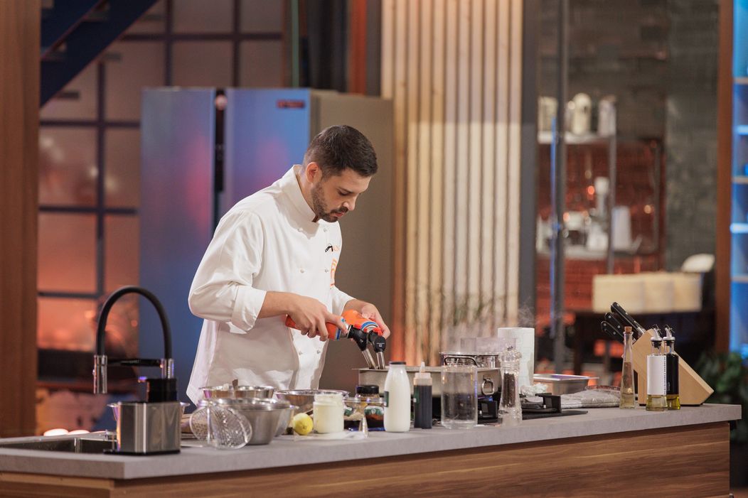 Finala MasterChef România,16 decembrie 2025. Începe prima probă a finalei sezonului 10. Foștii concurenți își exprimă la unison antipatia pentru Florin Drăgoiu și le fac galerie celorlalți doi fi (9)