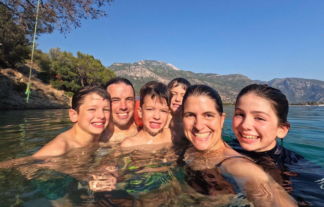 Edith Lemay, Sebastien Pelletier și cei patru copii ai lor se bucură de momente frumoase împreună, făcând baie într-un lac din vacanța lor de un an