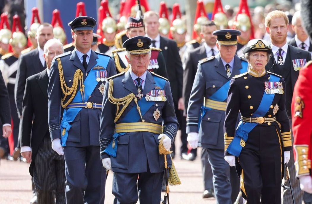 Regele Charles III, fiii săi și sora Anne însoțesc cortegiul funerar al mamei sale, către Westminster Hall