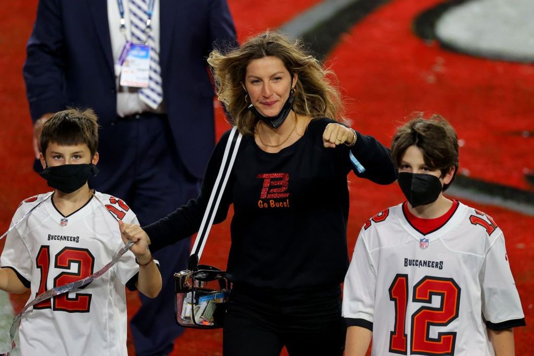Gisele Bundchen este fotografiată alături de fiul ei, Benjamin, și fiul soțului ei, Jack, la un meci de fotbal de peste Ocean