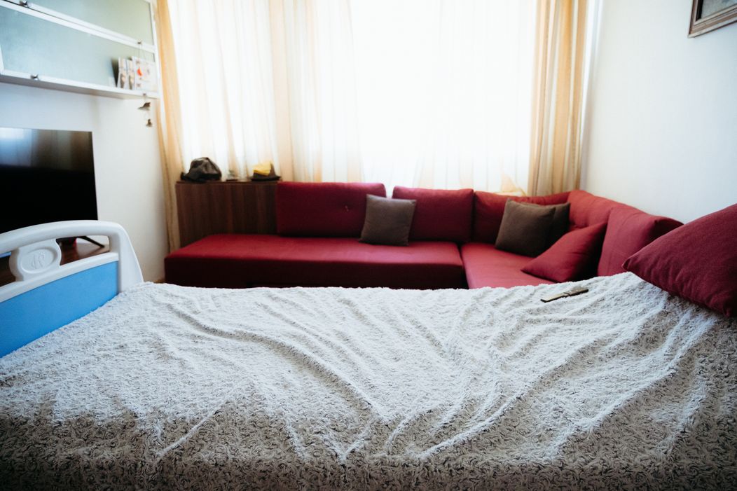 Arhitecții fac cunoștință cu familia Covaci. Cum arată apartamentul în care locuiesc cei trei „De câte ori m-am uitat la Claudiu, a