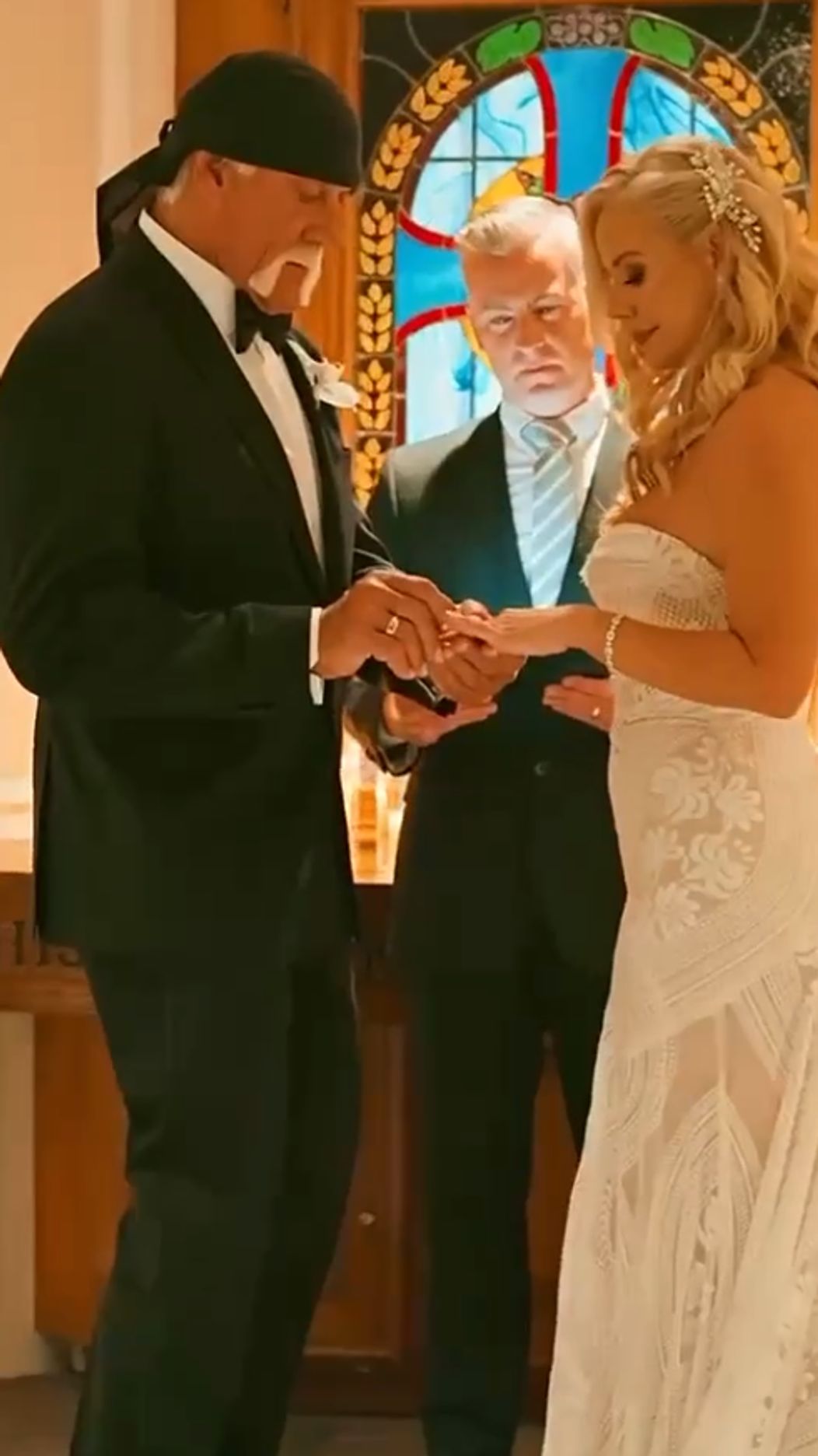 Hulk Hogan îi pune inelul pe deget lui Sky Daily, soția lui, în fața pastorului