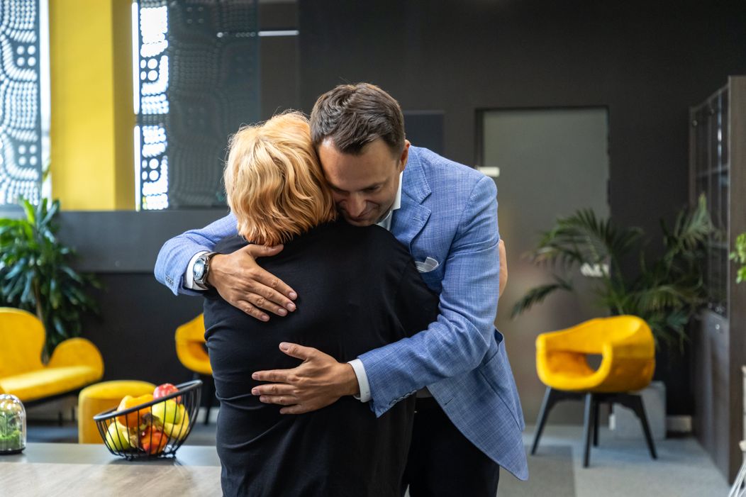 Șef sub acoperire, 21 noiembrie 2024. Misiunea a ajuns la final, iar șeful sub acoperire se întâlnește cu angajații cu care a lucrat. Claudia izbucnește în lacrimi când primește cadoul din partea lui A (1)