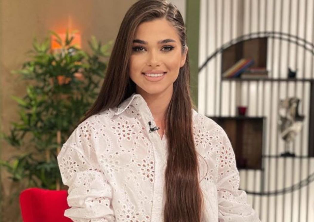 Theo Rose în cămașă albă 