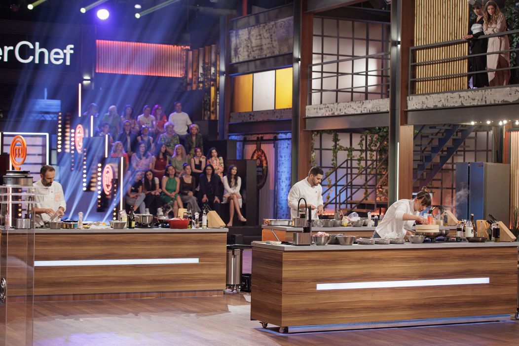 Finala MasterChef România,16 decembrie 2025. Începe prima probă a finalei sezonului 10. Foștii concurenți își exprimă la unison antipatia pentru Florin Drăgoiu și le fac galerie celorlalți doi fi (23)