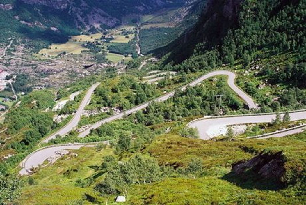 3. Lysebotn Road - Norvegia

Drumul are 27 de viraje stranse si un tunel de 1,1 kilometri care cuprinde, la randul lui, 3 viraje.