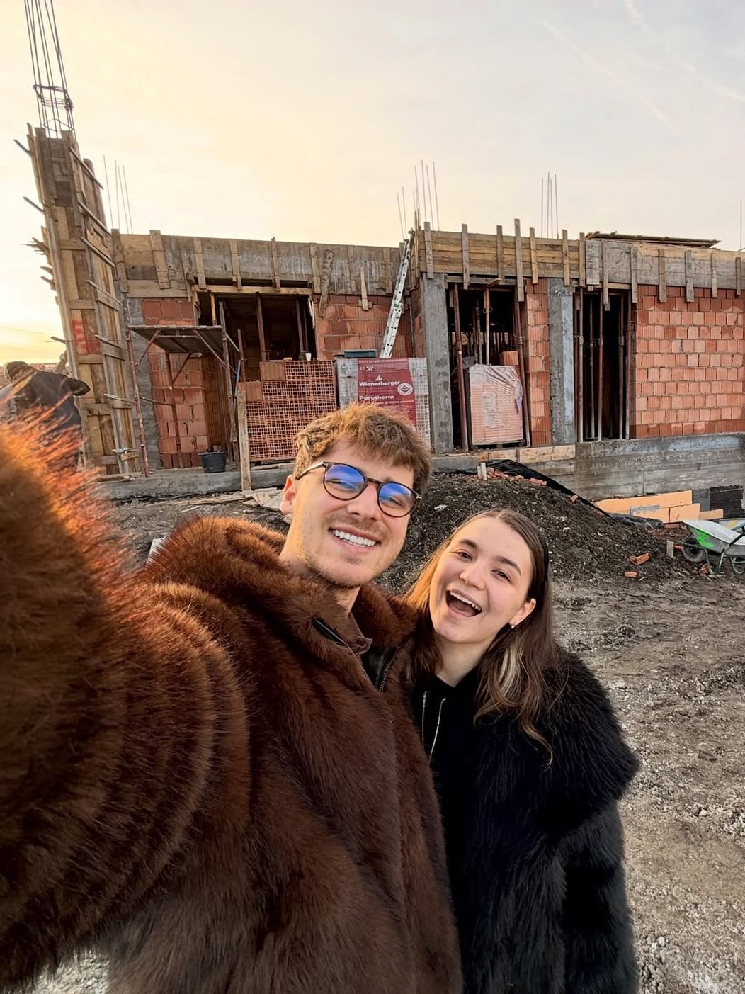 Acum doi ani era doar un teren gol. Azi casa visurilor noastre a prins contur. 🏡✨❤️Înca ni se p (4)