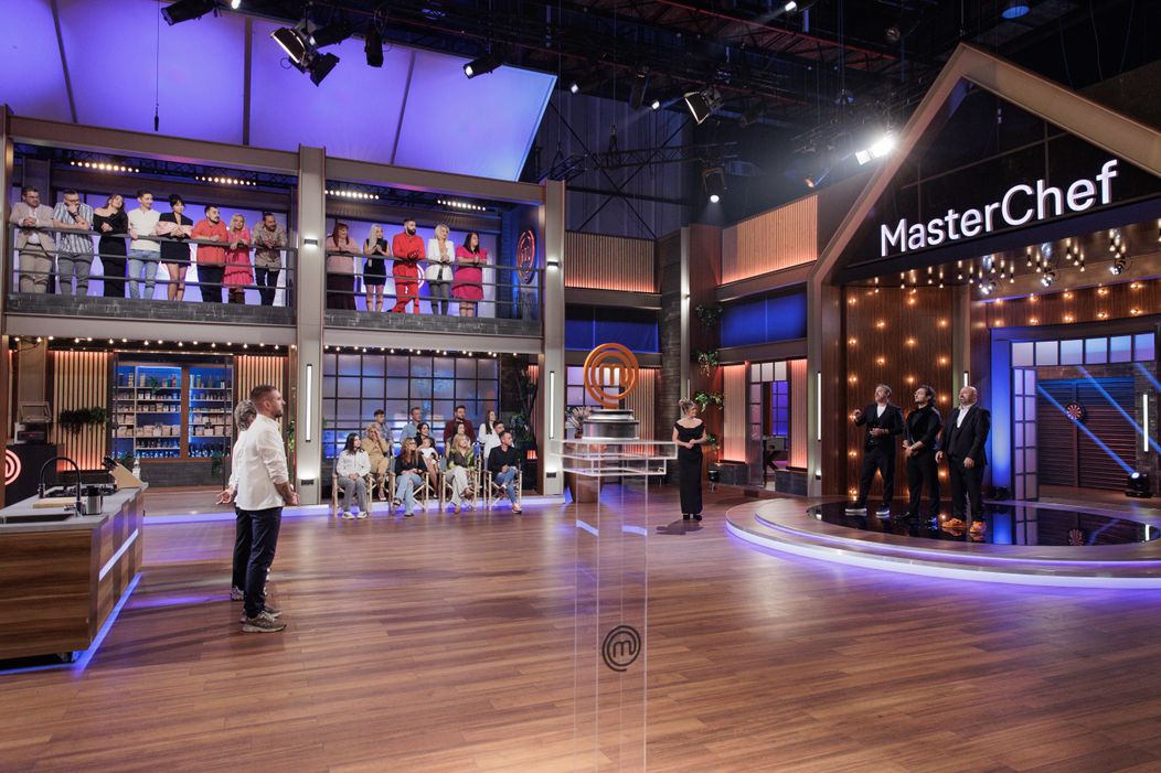 Finala MasterChef, 11 decembrie 2024. Finaliștii intră în bucătăria MasterChef, pregătiți să lupte pentru marele trofeu. Cei trei concurenți sunt copleșiți d (15)