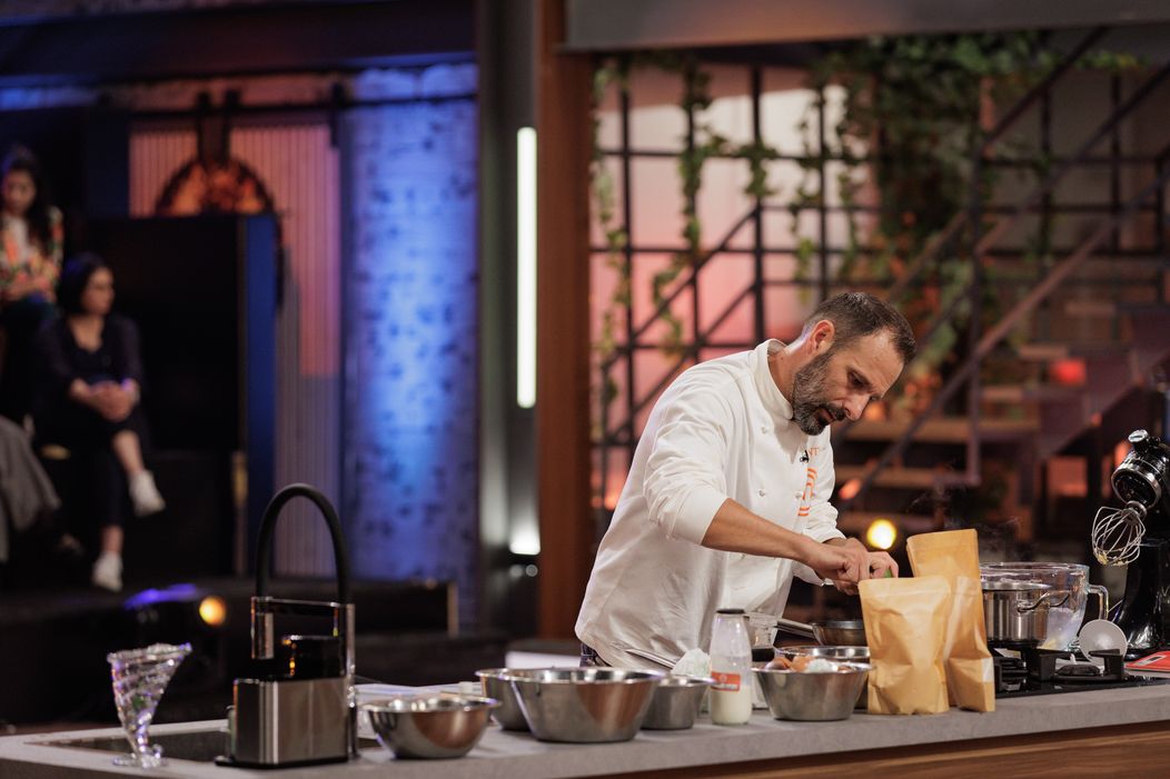 Finala MasterChef România, 16 decembrie 2025. Începe proba desertului, cea care poate decide totul. Emoțiile finaliștilor ating cote maxime atunci când Florin Dumitrescu pune trofeul pe bancul fi (8)