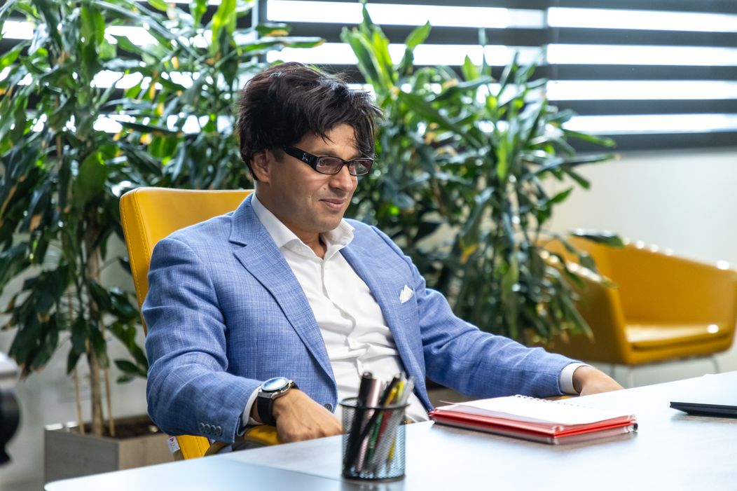 Șef sub acoperire, 21 noiembrie 2024. Misiunea a ajuns la final, iar șeful sub acoperire se întâlnește cu angajații cu care a lucrat. Claudia izbucnește în lacrimi când primește cadoul din partea lui (5)