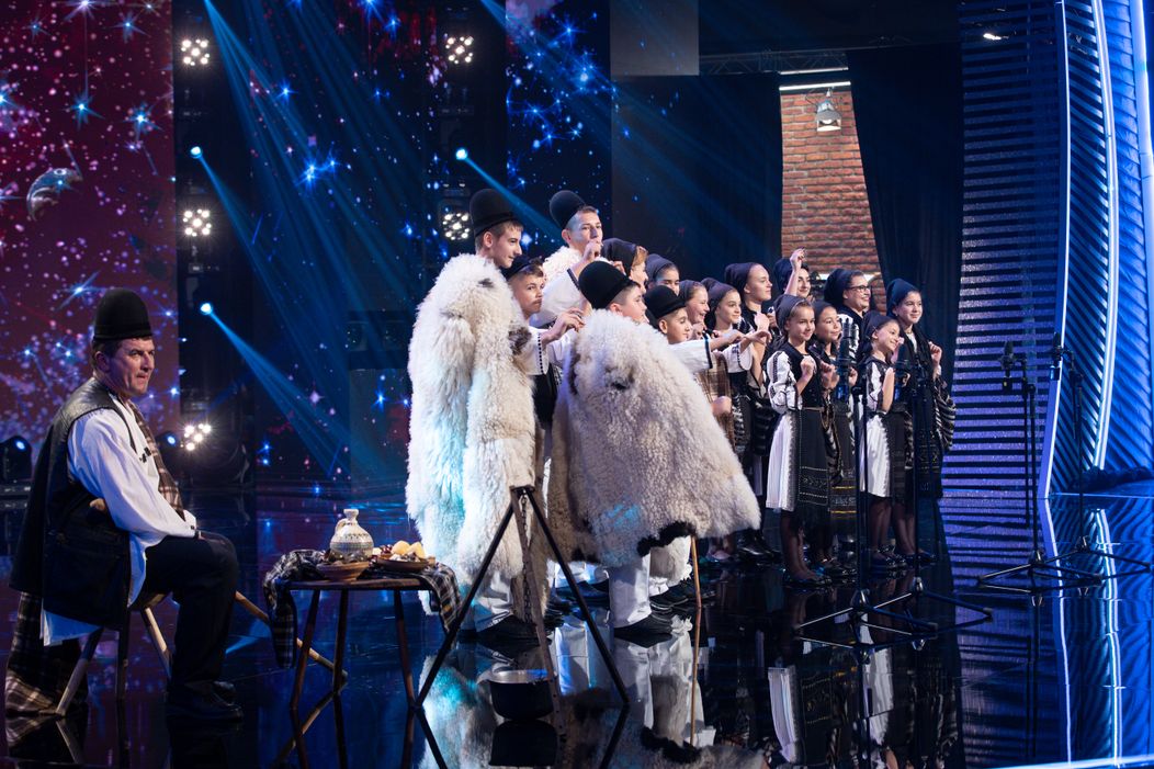Grup vocal folcloric Nedeia (4)