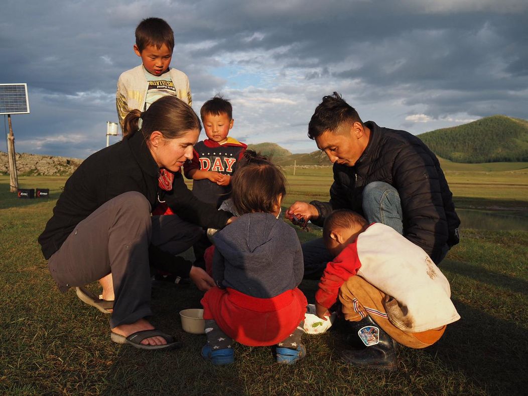 Copiii cuplului Edith Lemay - Sebastien Pelletier se joacă împreună cu copiii din Mongolia, în vacanța lor prelungită înainte de a-și pierde vederea