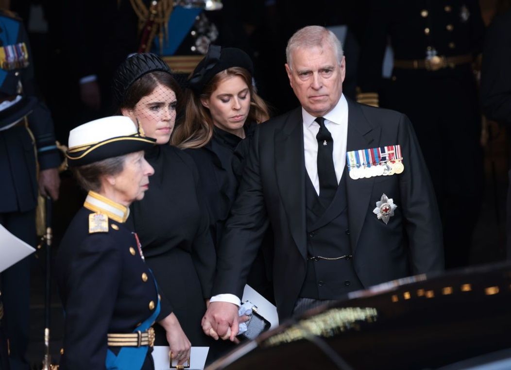 Prințul Andrew și fiica sa, Beatrice, la funeraliile Reginei Elisabeta a II-a