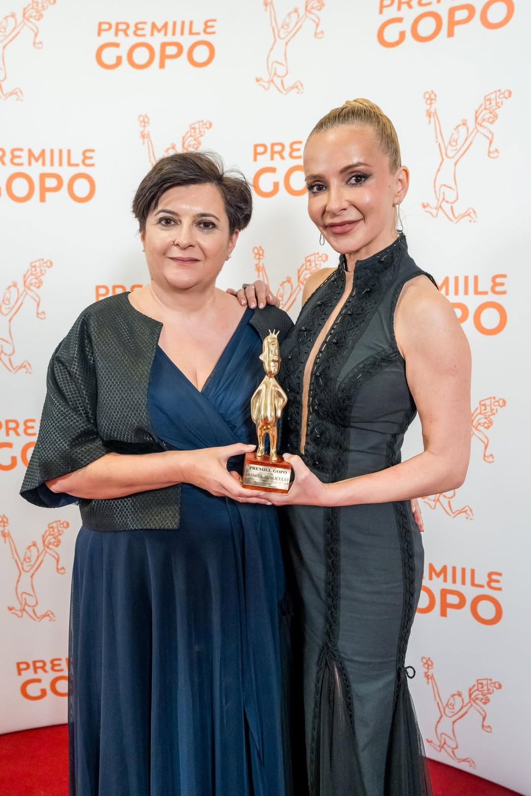 05_Cravata galbenă_Adela Vrînceanu Celebidachi și Cristina Dobrițoiu