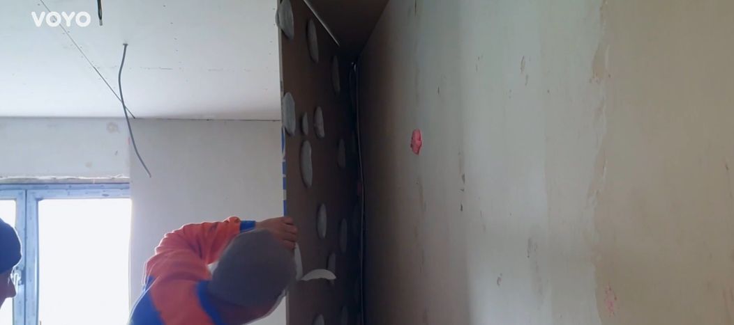 Echipa a rămas în urmă cu șantierul. Una dintre camere a trebuit refăcută „Ce construia azi se dărâma peste noapte” (3)