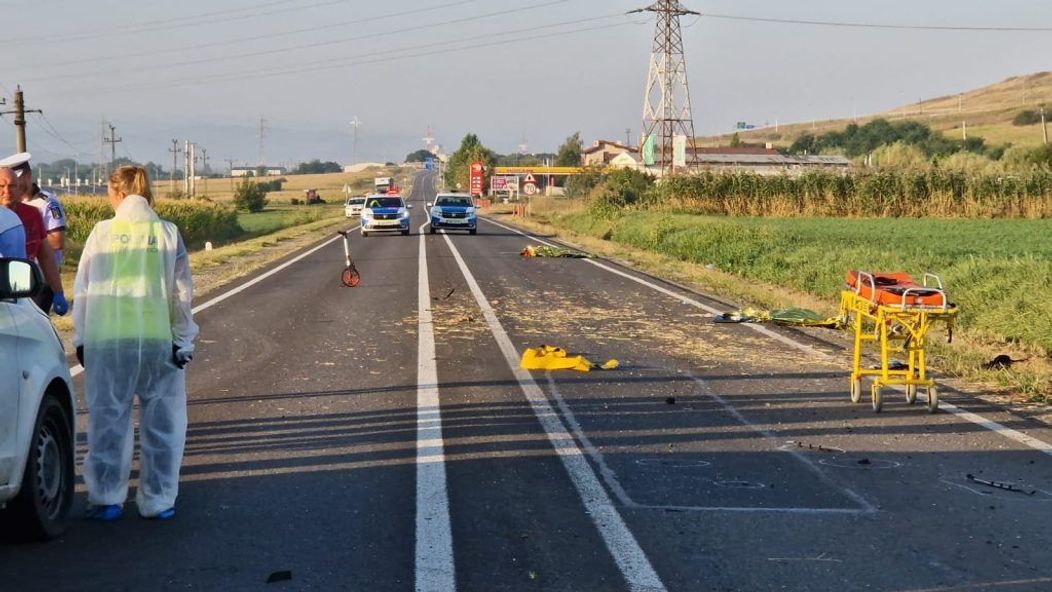 Un șofer beat, de 19 ani, a lovit cu mașina șase tineri, iar trei dintre ei au murit pe loc. Tragedia a avut loc la Sântimbru, în Alba.

Imagini de la locul accidentului 
