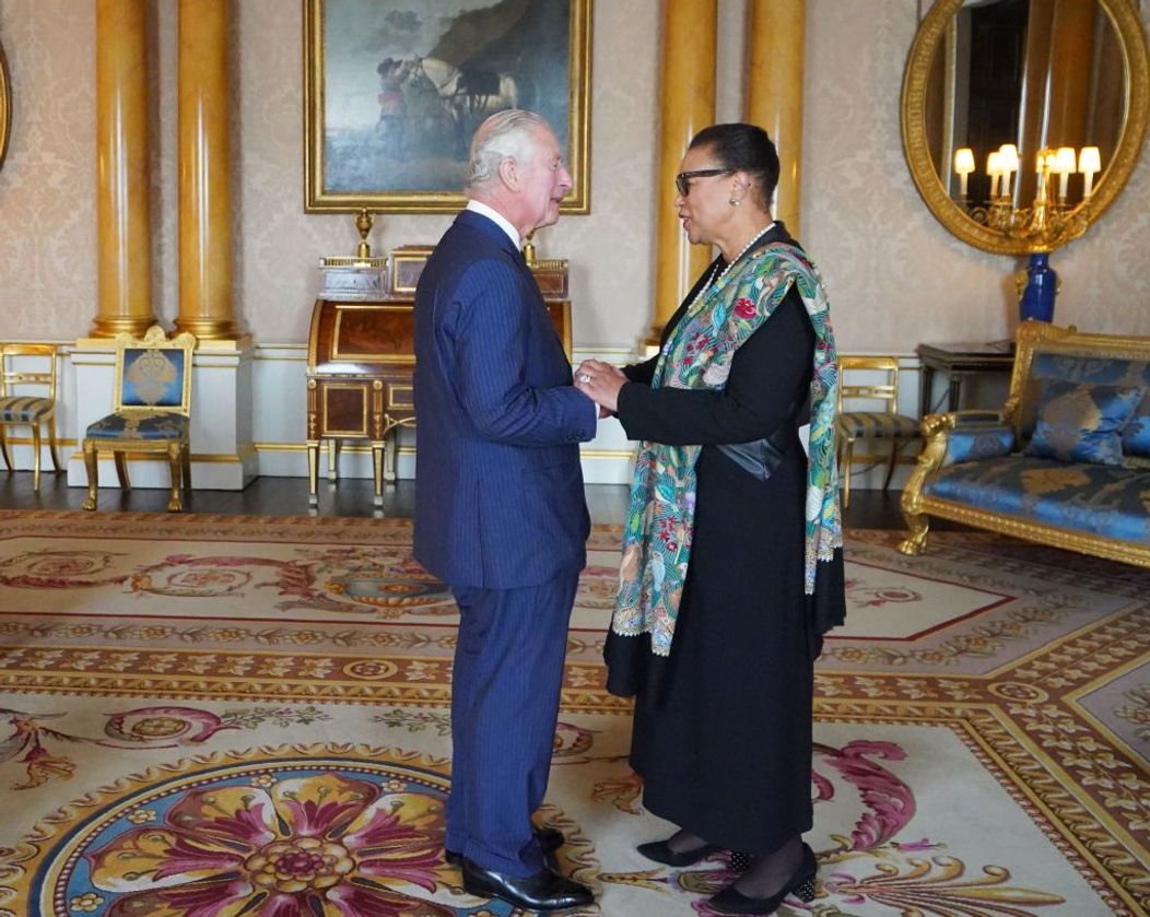 Regele Charles al III-lea zâmbește amical în timp ce primește la palat oaspeți de vază care deplâng moartea Reginei Elisabeta a II-a